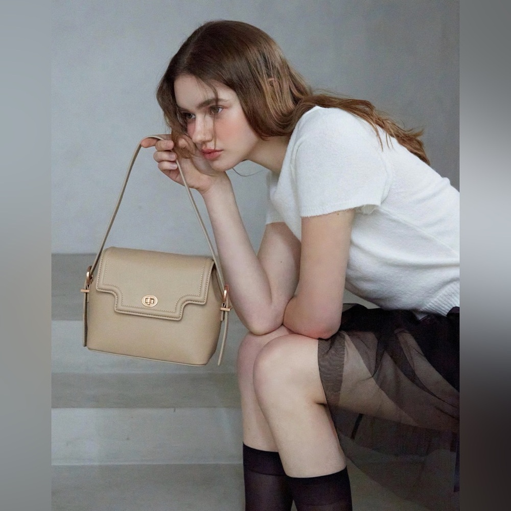 Valluat beige shoulder bag handbag, mint condition, from W concept